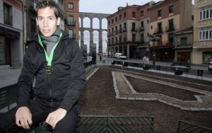 Javier Guerra posa sentado en uno de los bancos de Fernández Ladreda. ::
ANTONIO DE TORRE