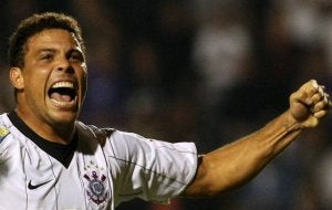 Ronaldo celebra uno de sus últimos goles con la camiseta del Corinthians, ante el Paranaense. ::
MAURICIO LIMA