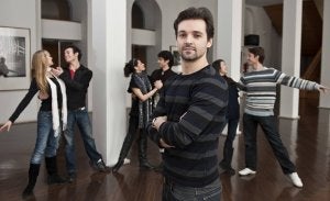 Ángel Corella posa delante de las tres parejas protagonistas de su versión de 'El lago de los cisnes'. ::                             MIGUEL ÁNGEL SANTOS