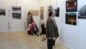 Un visitante contempla las fotografías del cine Ortega en la exposición 'El lugar de los sueños', en la Biblioteca Pública. ::
J. RUIZ