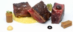 Entrecot con patatas fritas, semillas de padrón y sus salsas en esferas