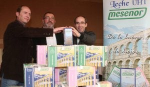 Pedro Roldán, Rafael de Frutos y el distribuidor Miguel Herranz posan durante la presentación de la leche Mesenor. ::
ANTONIO TANARRO