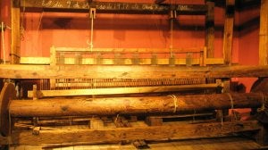 Antiguo telar utilizado hasta mediados del siglo XX y que ahora exhibe el Ayuntamiento de Bernardos. ::                             C. VEGA
