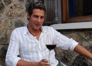 FAMA MUNDIAL.  Juan García, Míster Mundo 2007, con un tinto de la DO Arribes.