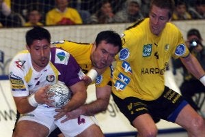 Edu trata de jugar el balón ante la presión de Klimovets y Roggisch en el partido de ida ante el Rhien Neckar en el 2008. ::                             RAMÓN GÓMEZ