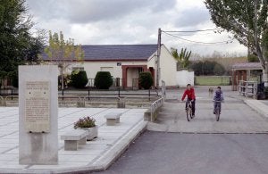 Dos chicos en bici, en la plaza de Santa Croya de Tera. ::
EL NORTE