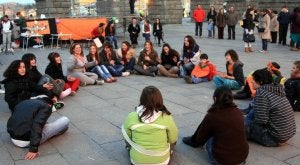 Un grupo de jóvenes juega en corro en el Azoguejo durante el Día de la Creatividad. ::
ANTONIO TANARRO