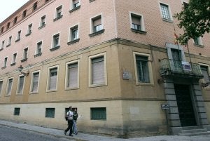 Bloque del edificio del Policlínico, ya cerrado al público, ubicado en la calle San Agustín de la ciudad. ::
ANTONIO DE TORRE