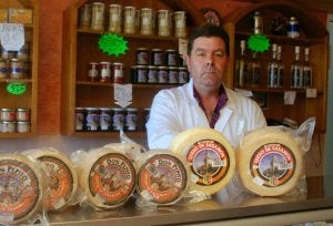 SEGISAMA.  Julio Sadornil, en la tienda que da acceso a la fábrica. / ARGI