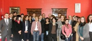La alcaldesa de Zamora, Rosa Valdeón, en una foto de familia con los participantes en la jornada de jóvenes empresarias. ::
EL NORTE