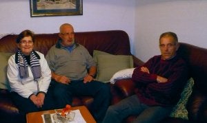 El alcalde, Javier del Val, a la derecha, junto a su esposa, Puri García, y Félix Ruiz, un vecino de Santbáñez de Ecla. ::
LEONOR RAMOS