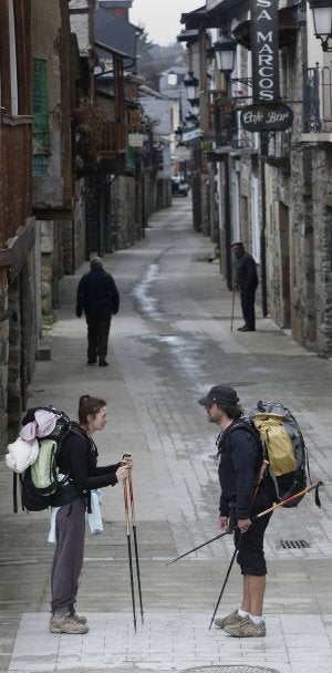 Dos peregrinos, en las calles de Molinaseca. ::
FOTOS DE RAMÓN GÓMEZ Y VÍCTOR VELA