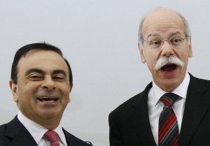 Carlos Ghosn y Dieter Zetsche, ayer, tras la firma del acuerdo. ::                             REUTERS - THIERRY ROGES