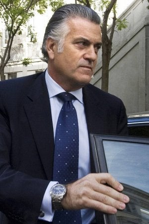 El senador Luis Bárcenas, a su llegada al Tribunal Supremo, en julio de 2009. ::                             SERGIO PÉREZ-REUTERS
