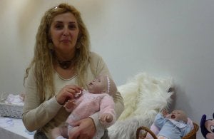 La artesana Mar Aparicio, con algunos de los muñecos en la exposición de Aguilar. ::                             NURIA ESTALAYO