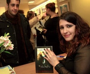 Palmira Martín, ayer, en la librería Diagonal con su primer libro, 'Los hijos del silencio'. ::
ANTONIO TANARRO
