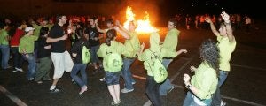 Grupos de jóvenes se divierten en torno a la hoguera de San Juan el año pasado. ::                             LUIS CALLEJA