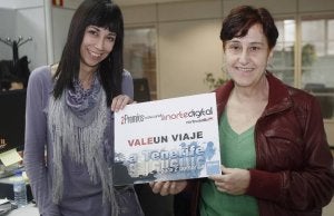 Verónica Mellado (izquierda) entrega el vale a Araceli Ortiz.
:: R.
G.