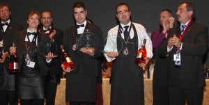 La segoviana María Ferrero, segunda clasificada; el campeón leonés Álvaro Prieto; el soriano Diego Muñoz, tercer finalista; y el presidente regional y nacional de los sumilleres, el también segoviano Pablo Martín. ::                             PEIO GARCÍA-ICAL