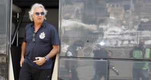 Briatore, en pantuflas