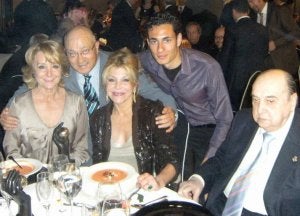 Los gerentes de la bodega, José Luis Vaquero (padre e hijo) junto a Esperanza Aguirre, Tita Cervera y Juanito Navarro. ::
J. F.