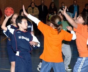 Un partido de balonmano de los juegos escolares. ::
LUIS CALLEJA