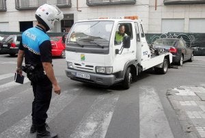 La grúa se lleva un coche mal aparcado. ::                             LUIS CALLEJA