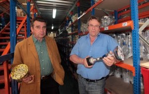 Los hermanos Donato y Rafael Barrientos Doncel, de izquierda a derecha, en las instalaciones de Trofeos Pallart. ::
MERCHE DE LA FUENTE
