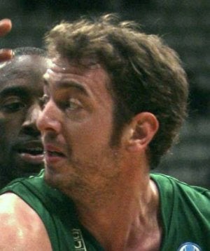 Antonio Bueno, pívot del Joventut, en la UCI tras caer por una ventana