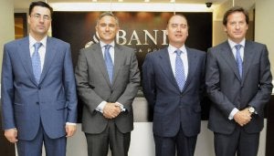 De izda. a drcha., Ignacio Gallego, Álvaro Martín, José Martín de la
Rosa y Pablo Mateos, en la sede de Banif en Valladolid. :: J. CARRILLO