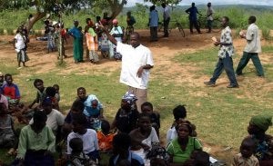 Un trabajador del Hospital de Atupele en Malawi, financiado por África Directo, se dirige a un grupo de pacientes del centro sanitario.