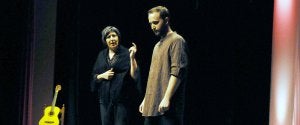 Dos actores de Natus interpretan una de las escenas del drama lorquiano. ::
NATI HERNÁNDEZ