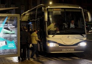 1. VALLADOLID Veinte trabajadores acceden al autobús que les llevará a Renault. «Durante el trayecto, cada uno va pensando en sus cosas». Con seis horas de sueño, como decían las abuelas, «hay pocas ganas de música». Y eso, a pesar de que, después de tantos años, «nos conocemos todos los que subimos en cada parada». ::
R. OTAZO