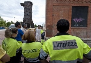 Los trabajadores asisten al curso de eliminación de pintadas en la azucarera. ::
MIGUEL ÁNGEL SANTOS