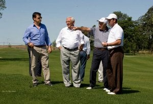 Olazábal, a la derecha, con los responsables del campo. ::
J. L. MISIS