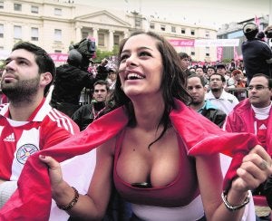 La modelo Larissa Riquelme promete desnudarse si Paraguay pasa a semifinales