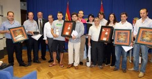 Los ganadores posan con sus respectivos premios conseguidos en el concurso de tapas Decalles. ::
A. TANARRO