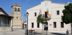 Fachada del Ayuntamiento de Carrascal y, al fondo, torre de la iglesia parroquial del pueblo. ::
M. RICO
