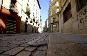 Zapato de la mujer agredida, en la calle donde ocurrieron los hechos. ::J.                             M. GARCÍA-EFE