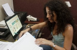 Elisa Vázquez, técnico de gestión en la Inspección de Servicios de la Junta, trabaja desde casa. ::                             FOTOS ANTONIO QUINTERO