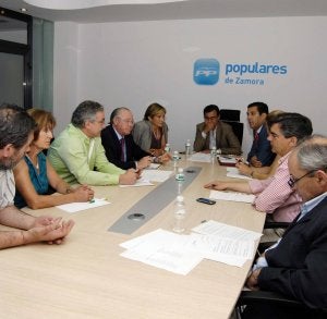 Un momento de la reunión de los parlamentarios populares en la sede. ::
R. CASADO