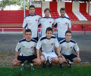 Los nuevos fichajes del Aguilar posan, ayer, en la presentación del equipo. ::
NURIA ESTALAYO