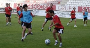Hugo Aguado, a punto de golpear el balón ante Dani Hernández, en el partidillo de presentación. ::                             R.CASADO