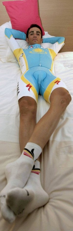 Contador descansa después del entrenamiento en la habitación del hotel de Pau ::                             JAVIER LIZÓN-EFE