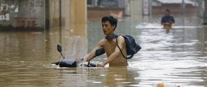 Un joven empuja su moto en el agua en la inundada ciudad de Xianning. ::
S. SHANGHAI-REUTERS