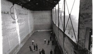 Varios jugadores se congregan en los años cincuenta en el hoy desaparecido frontón de la Calle Expósitos. ::                             EL NORTE