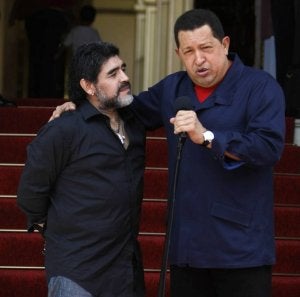 Chávez recibe a Maradona en el palacio de Miraflores. ::
F. LLANO-AP