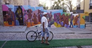 Grafiti de Alejandro Pérez Carbajal, junto a la alfombra verde de Fernando García Malmierca en la calle Balborraz. ::                             R. CASADO