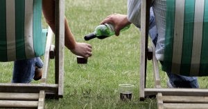 Una pareja disfruta de un vaso de vino en el campo. ::
WILL WINTERCROSS-AFP