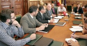 Javier Recio y Carlos Bellido, de Copisa; el delegado diocesano de Patrimonio, José Luis Calvo Calleja; el alcalde de Palencia, Heliodoro Gallego; el representante del Ayuntamiento en Paredes de Nava, Estanislado Noriega, y el párroco de Paredes, Eugenio Barón. ::
VÍCTOR HERRERO